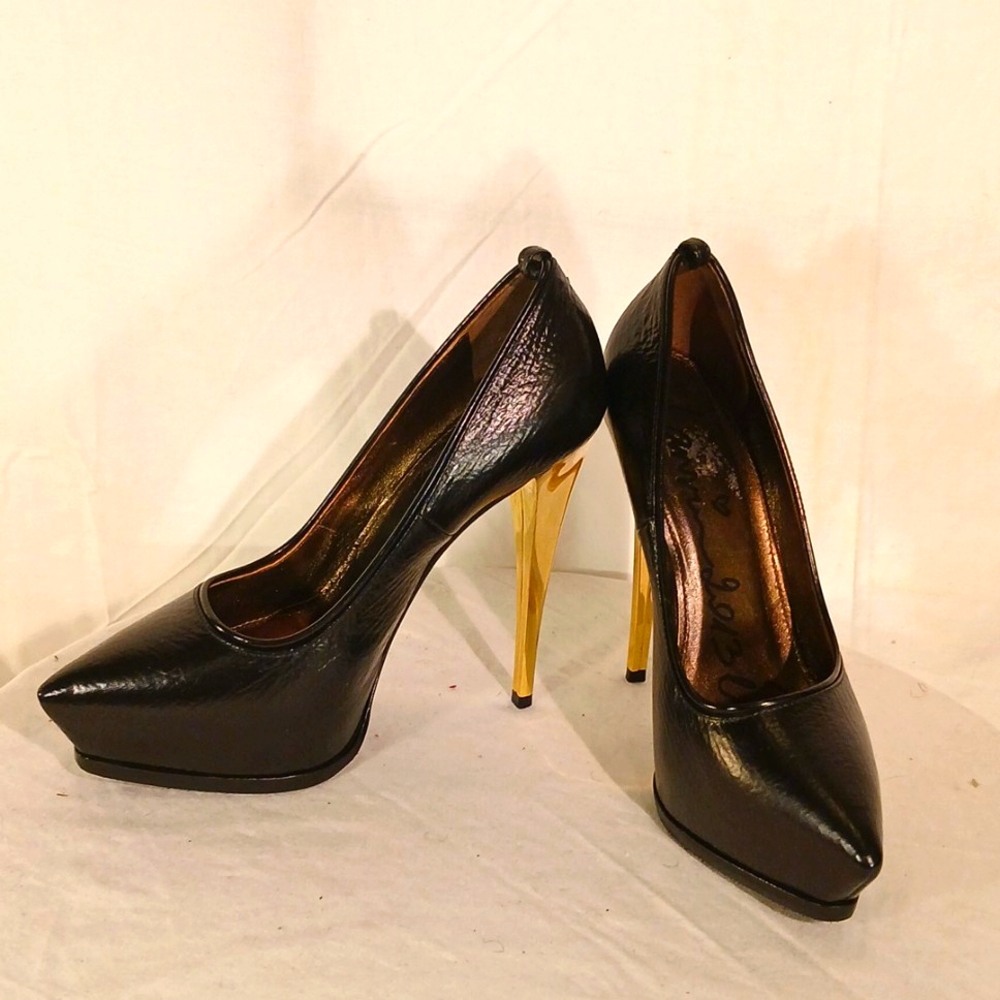 🔥 🔥 Like New Lanvin (Italy) Black Leather & Gold Heels